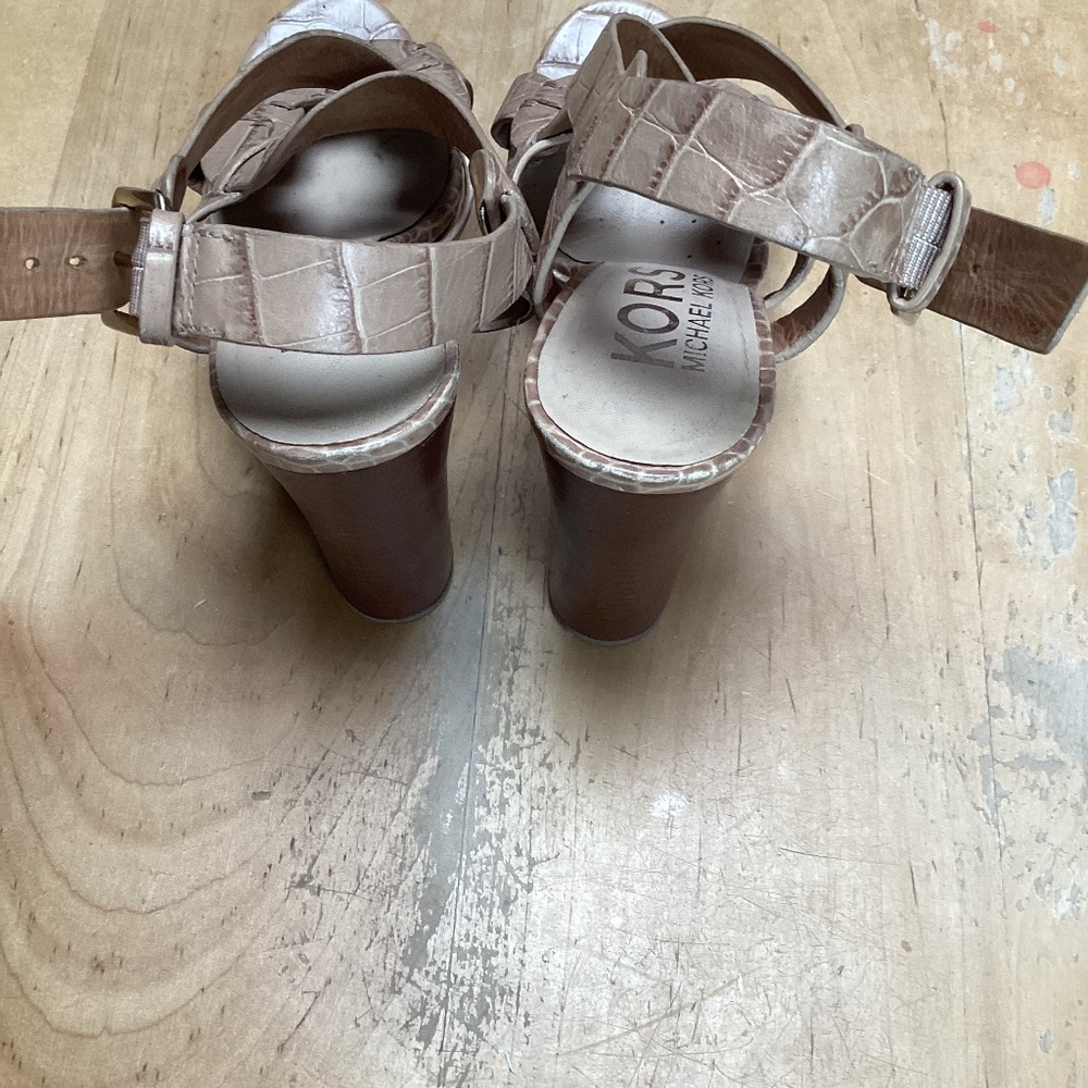 Michael kors shoe, beige color, great condition, 4 inches and size6.5